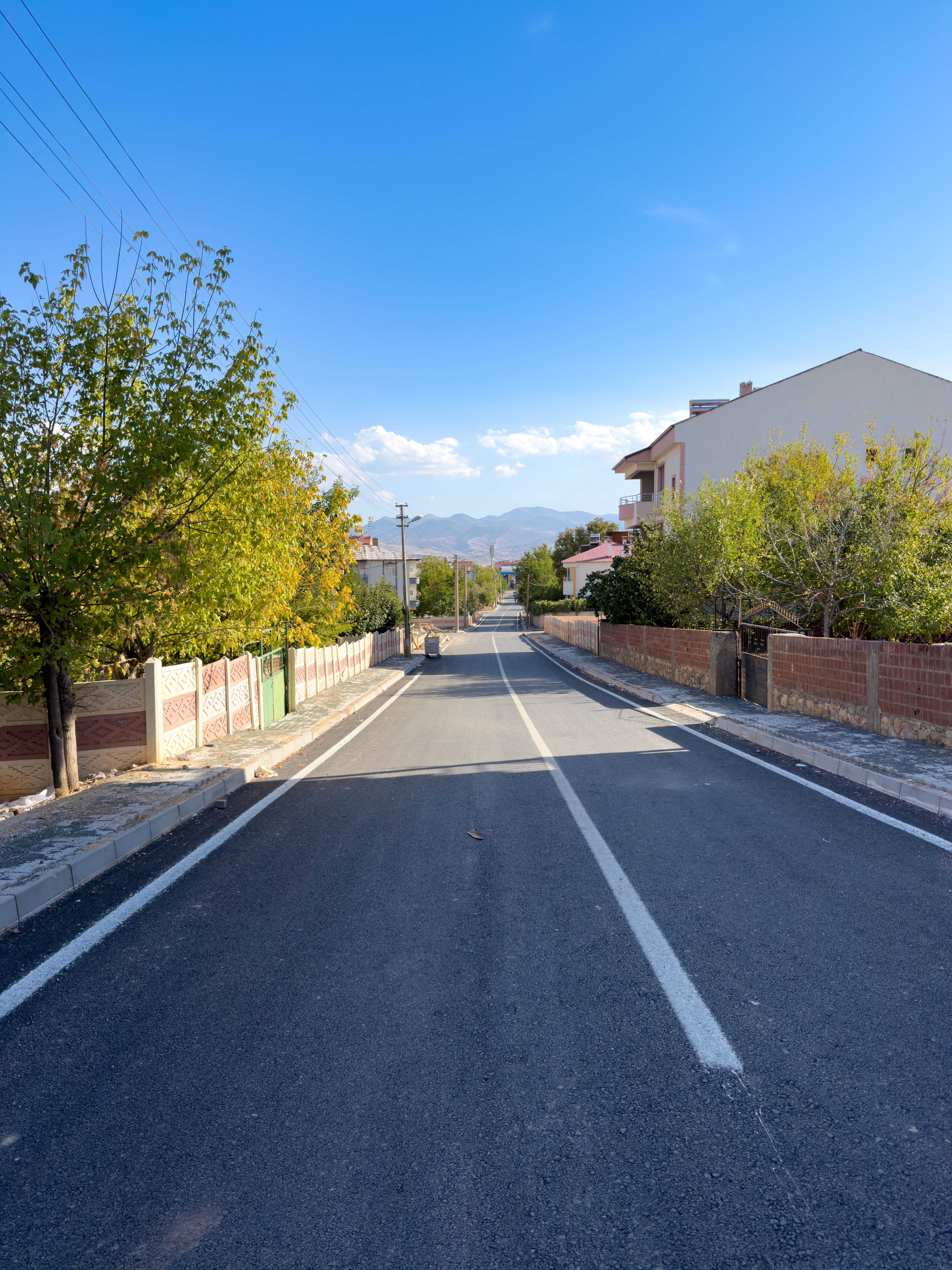 Mahalle yolu asfalt yenileme ve sıcak asfalt uygulaması