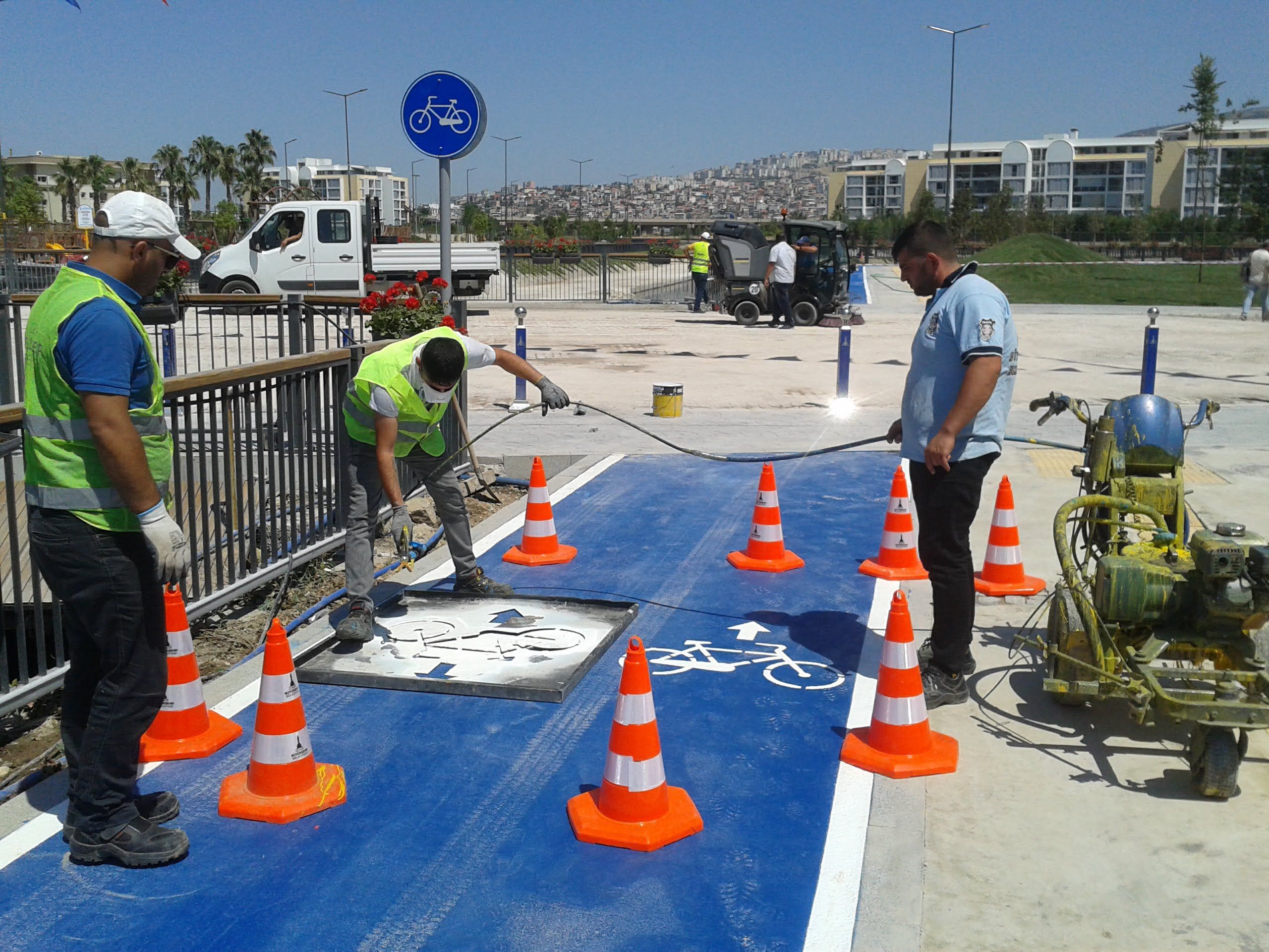 Renkli desenli asfalt ile bisiklet yolu ve yaya yolu uygulaması
