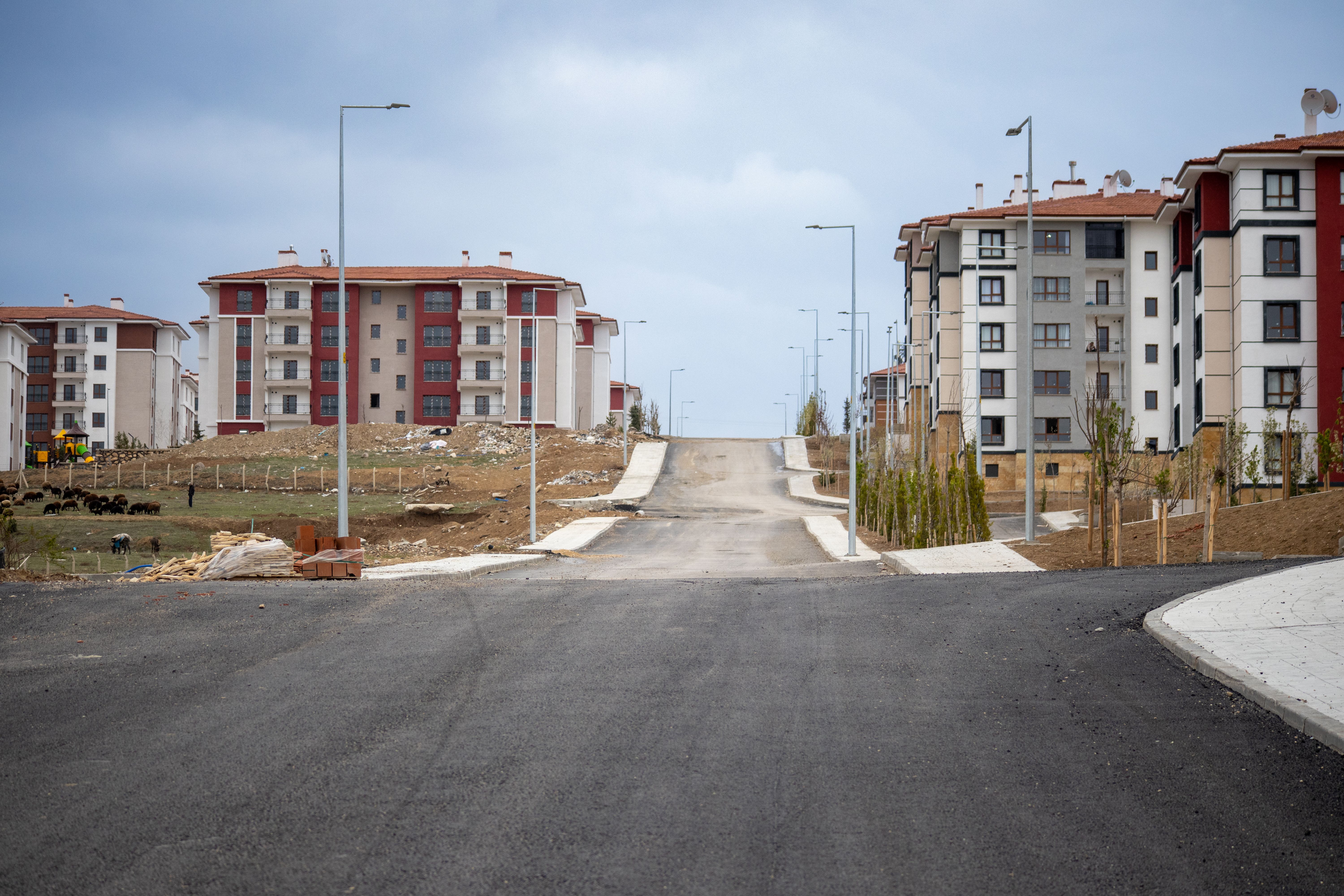 Toplu konut çevresinde site yolu asfalt uygulaması