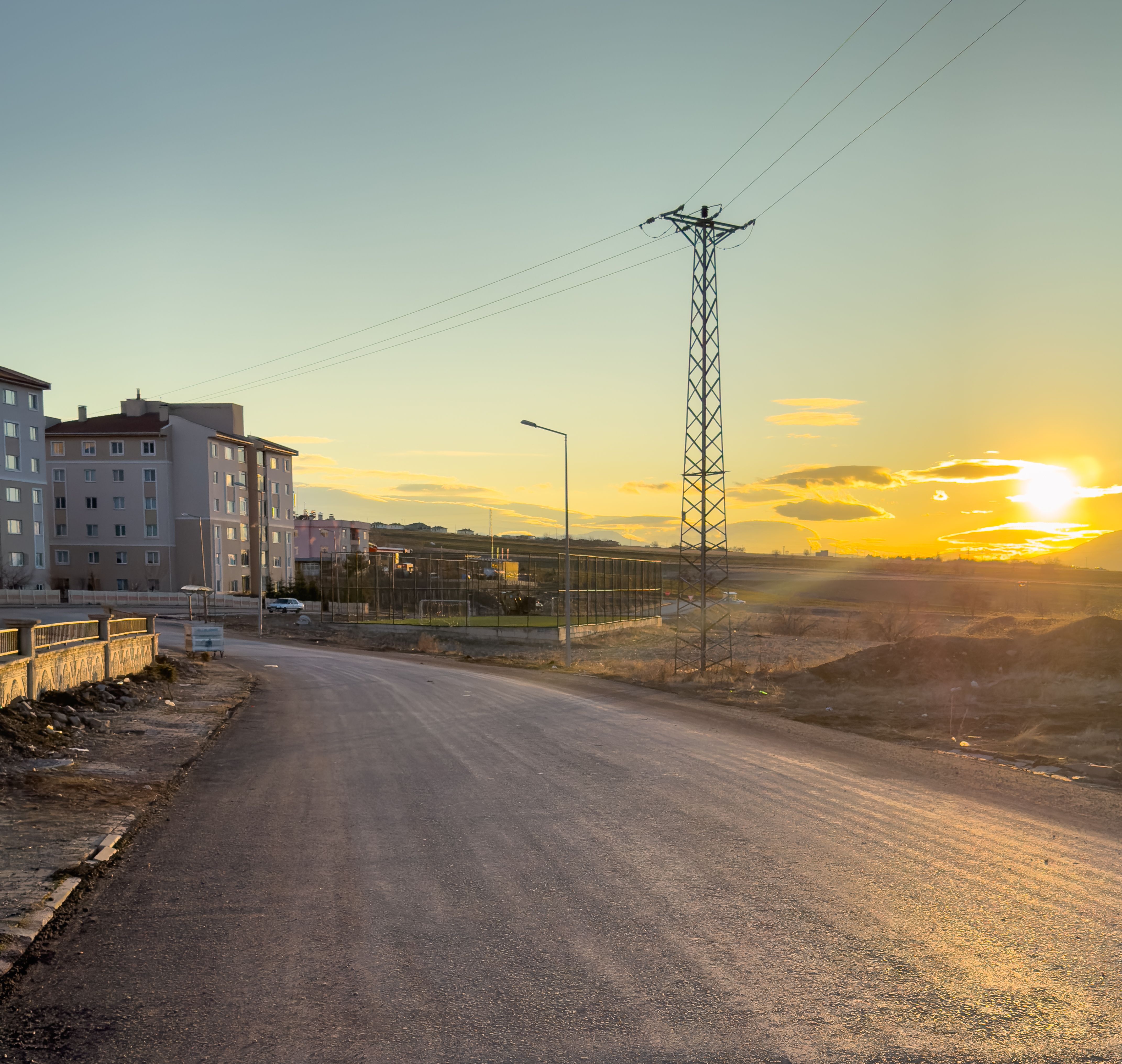 Yeni yerleşim alanında altyapı sonrası asfalt yol uygulaması